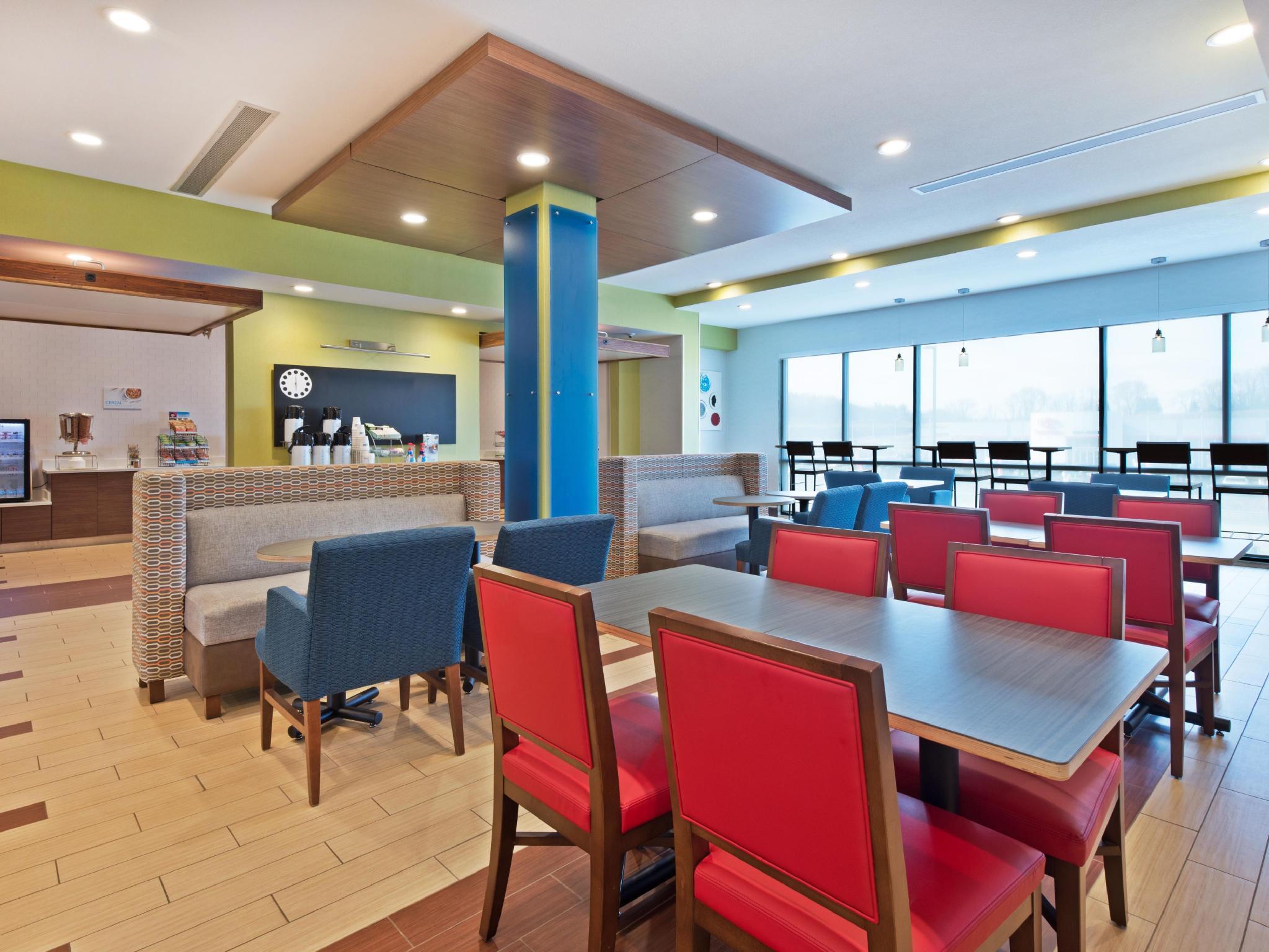 Holiday Inn Express & Suites Uniontown By Ihg Exterior photo