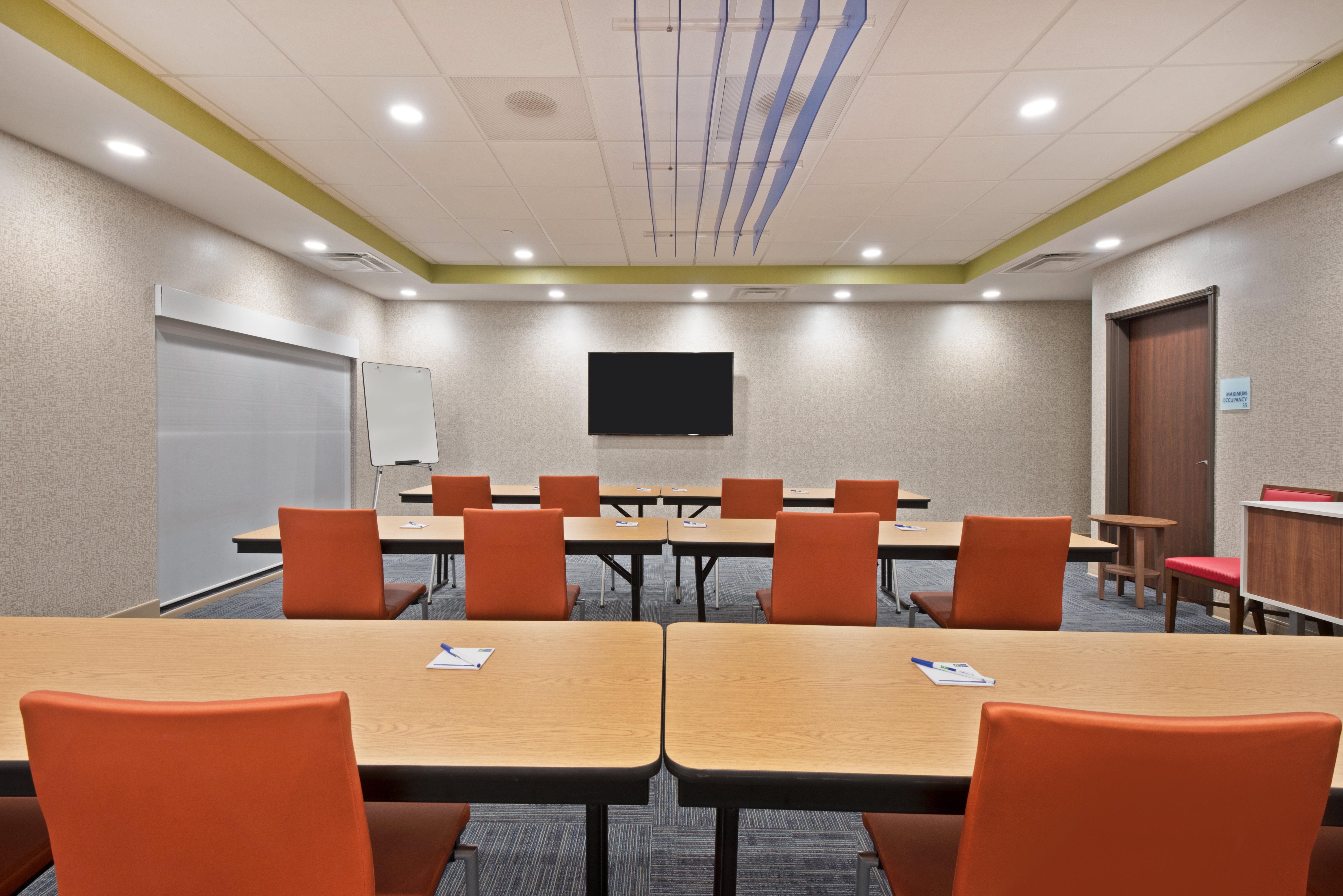Holiday Inn Express & Suites Uniontown By Ihg Exterior photo