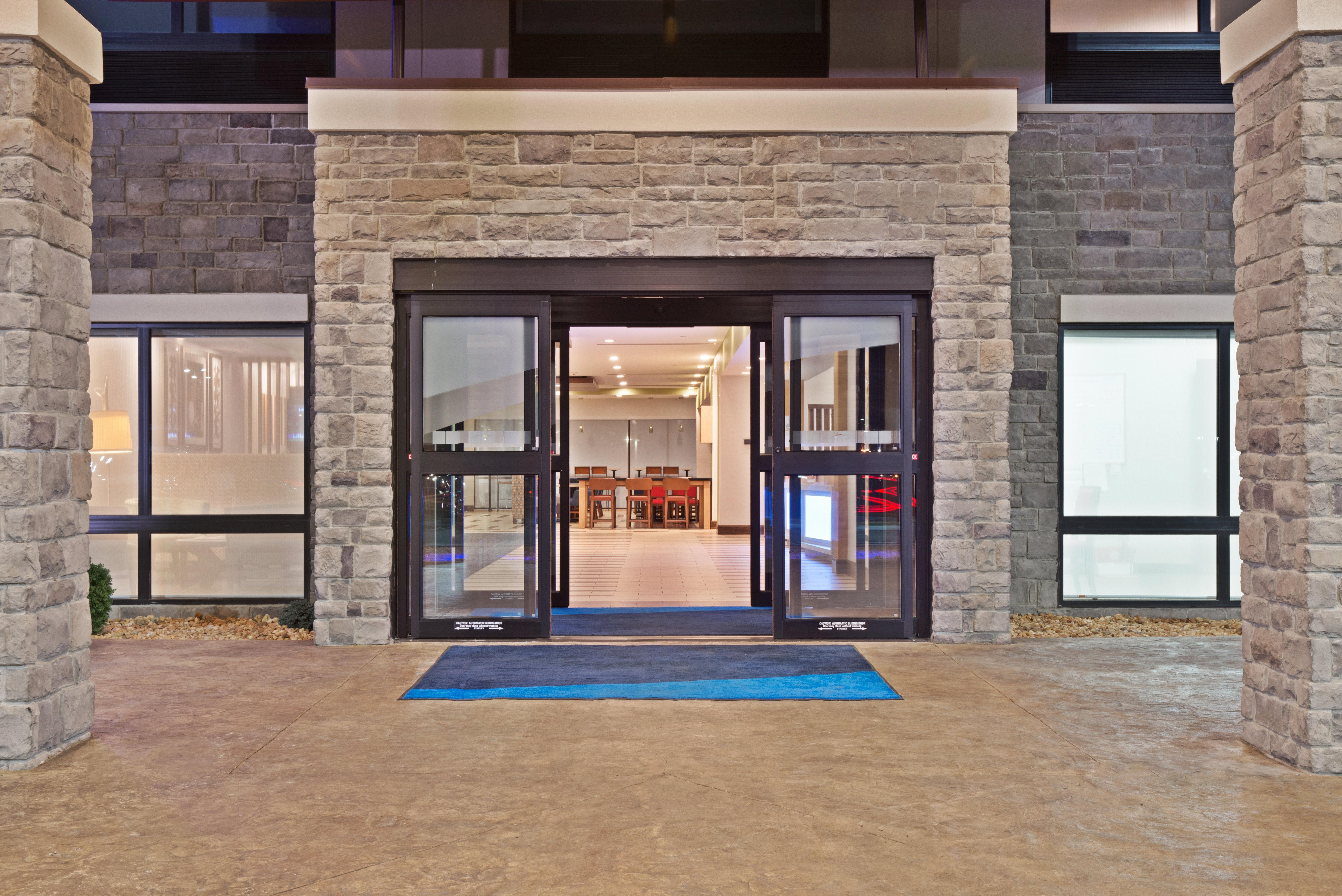 Holiday Inn Express & Suites Uniontown By Ihg Exterior photo