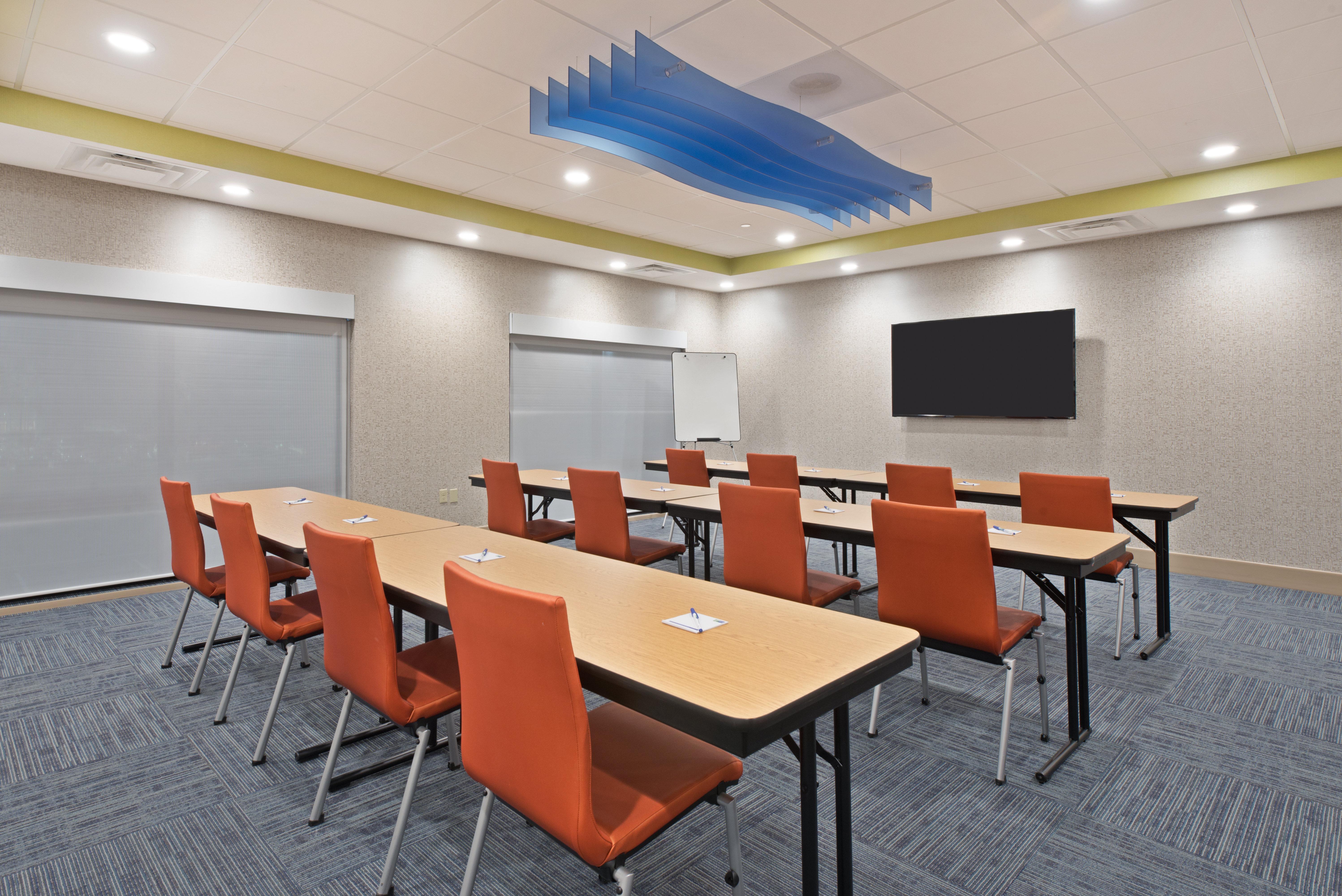 Holiday Inn Express & Suites Uniontown By Ihg Exterior photo