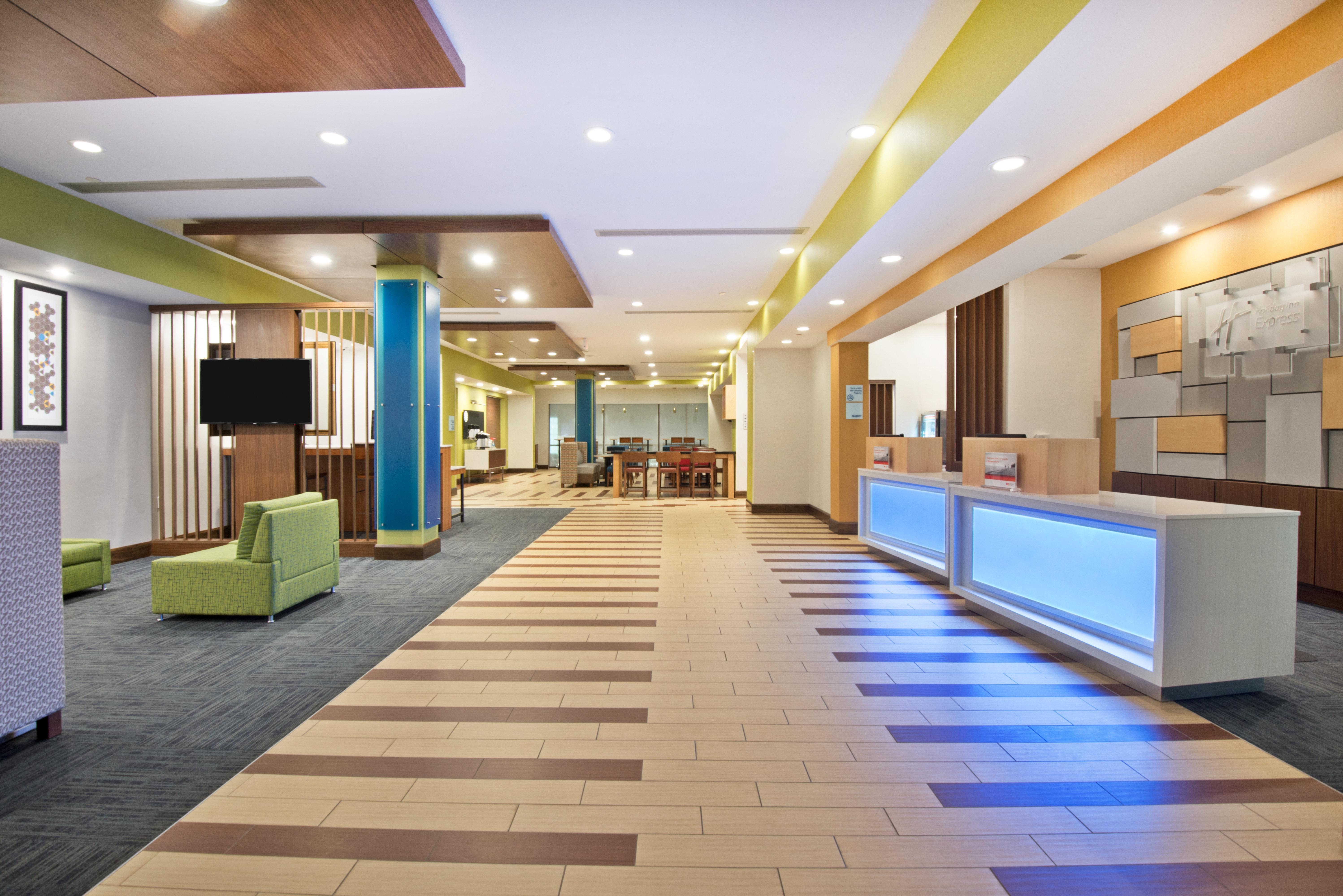 Holiday Inn Express & Suites Uniontown By Ihg Exterior photo