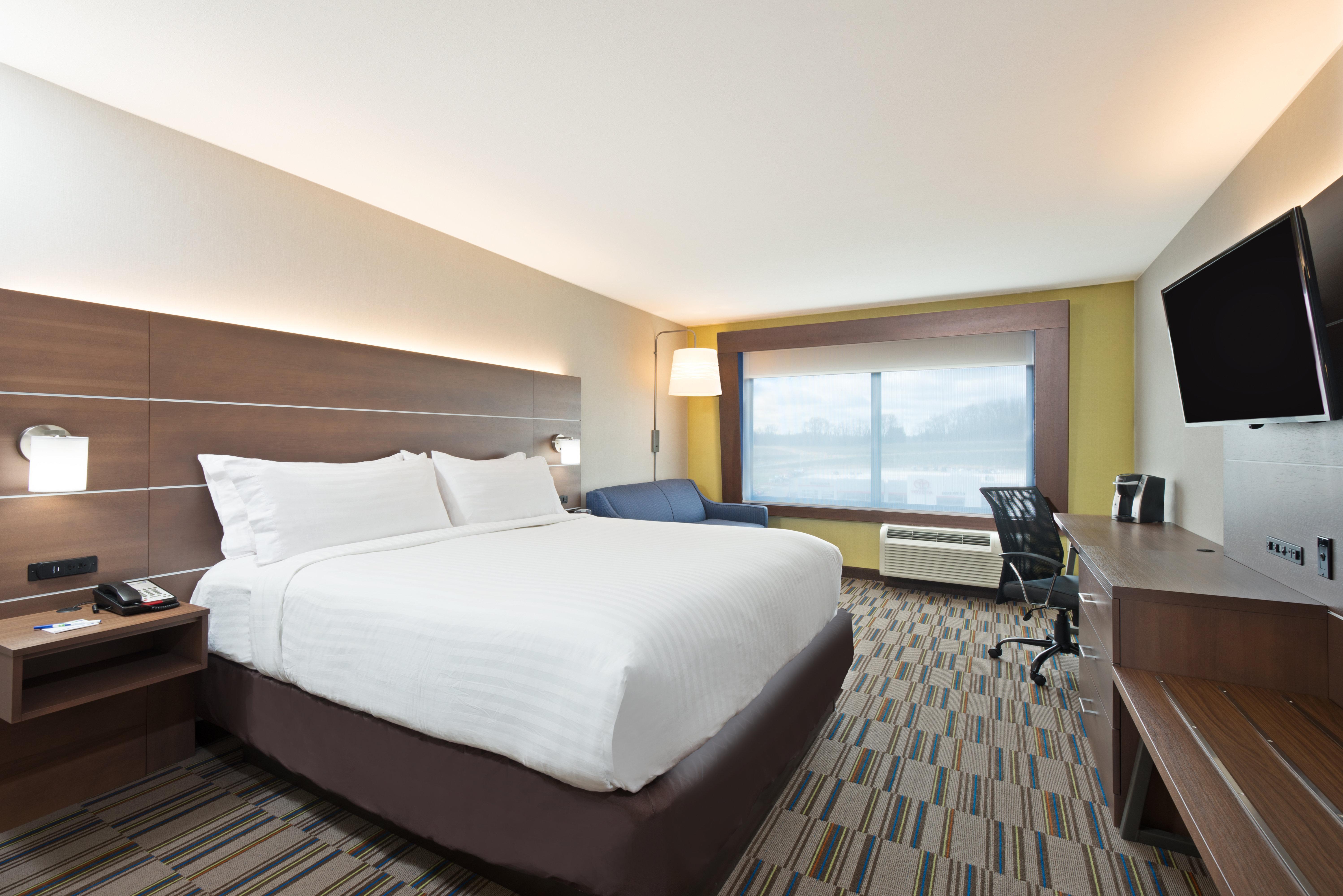 Holiday Inn Express & Suites Uniontown By Ihg Exterior photo