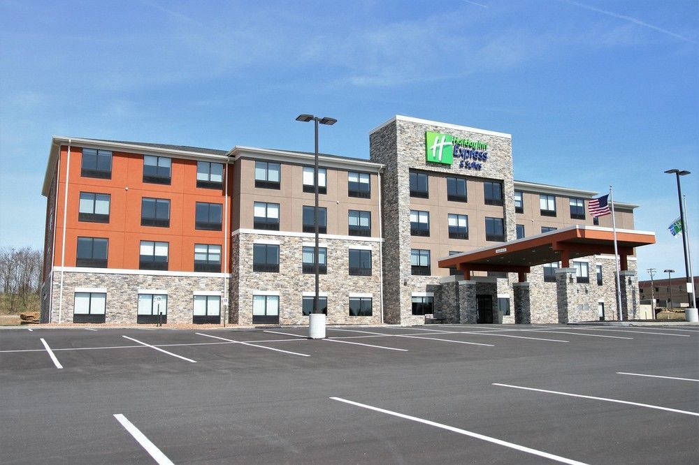 Holiday Inn Express & Suites Uniontown By Ihg Exterior photo